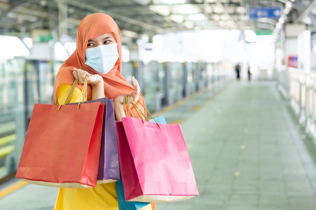 SHOPPING MUSLIM WOMAN